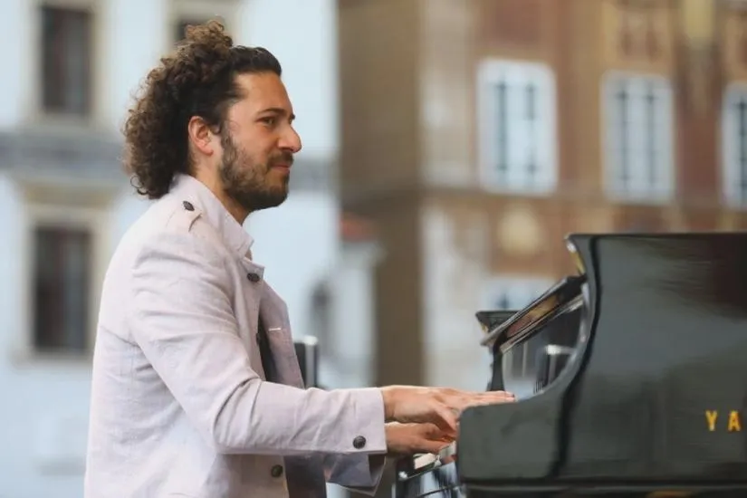 Jak grać jazz na pianinie: od akordów do improwizacji w praktyce